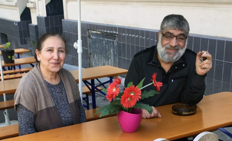 Wirt Mehmet Yildiz sitzt mit seiner Frau Aysel im Biergarten seiner Kneipe Hayat